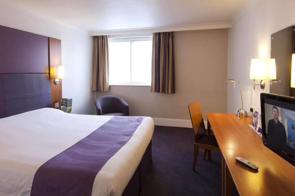 Premier Inn Brentwood Exterior photo